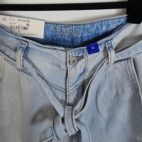 🆕️ Arizona Jeans High Rise Mom Jean Semi- Relaxed fit with tapered leg - Picture 3 of 9